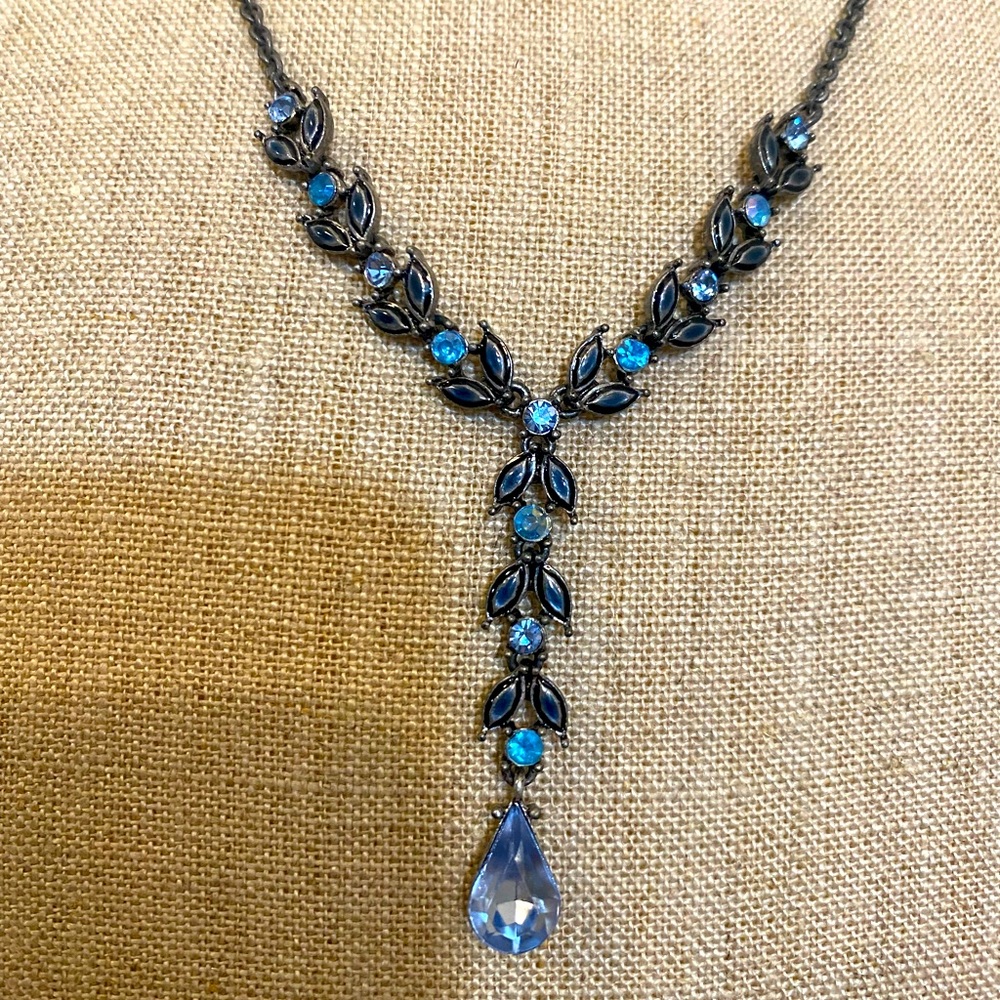 Avon vintage gorgeous blue necklace